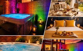 Family Modern 3 Bedroom Hot Tub House
